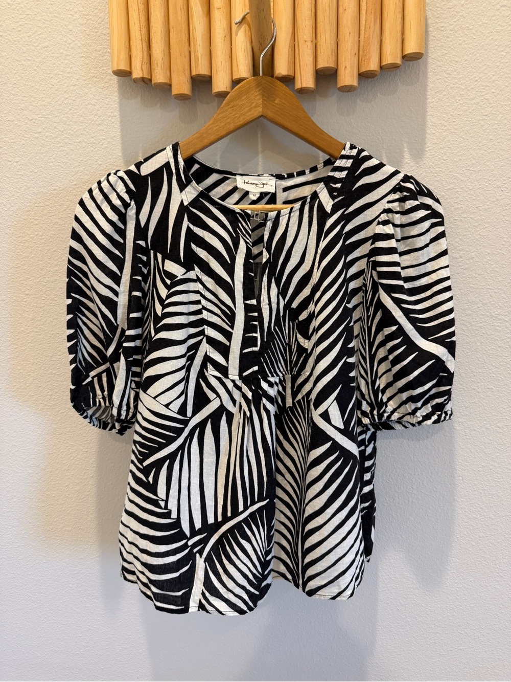 Panama Jack Women's Black & White Puff Sleeve Palm Print Top